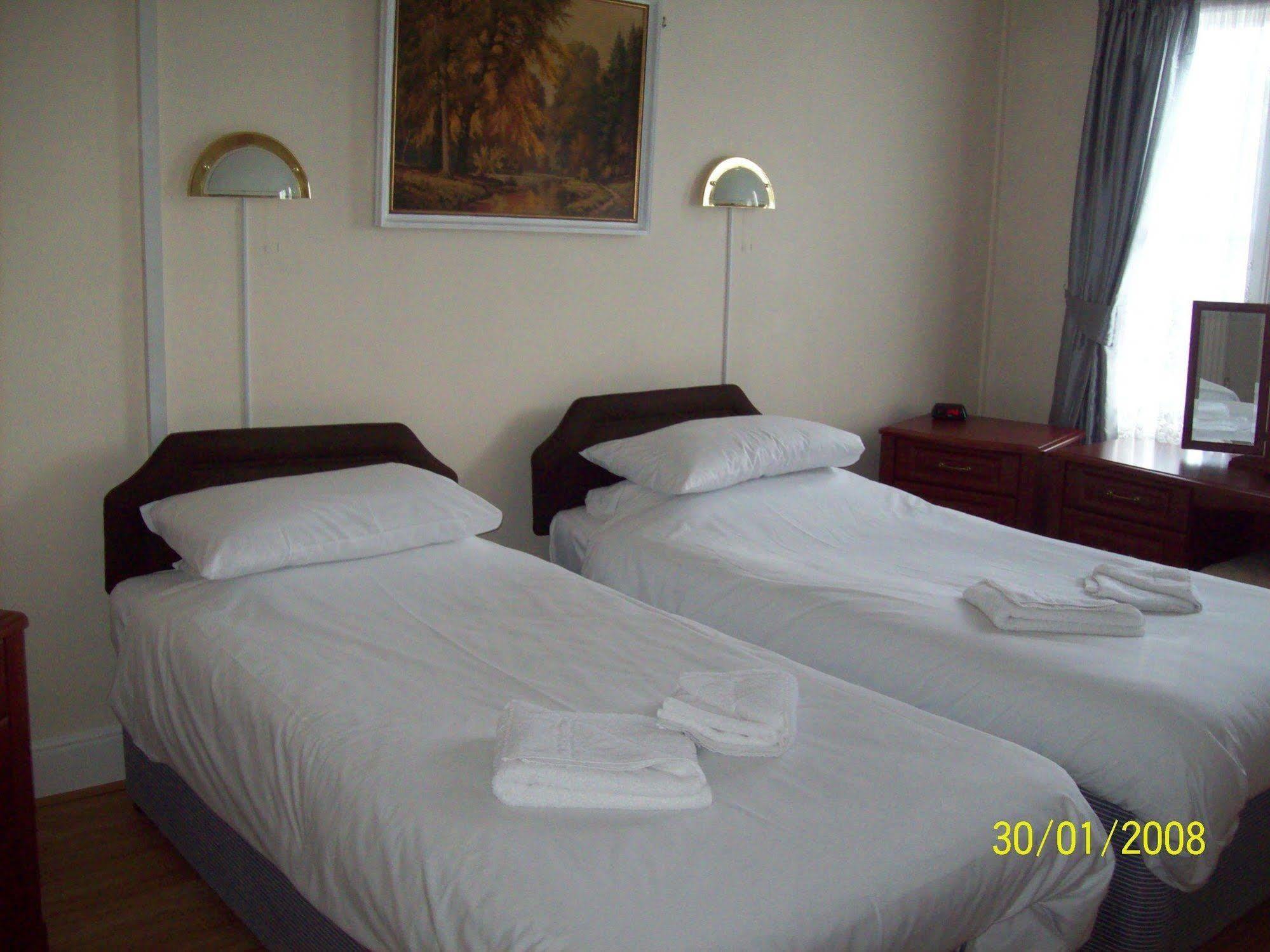 The Crown Hotel Swindon Zewnętrze zdjęcie